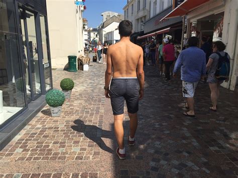 nue en ville|Se balader toute nue en public .